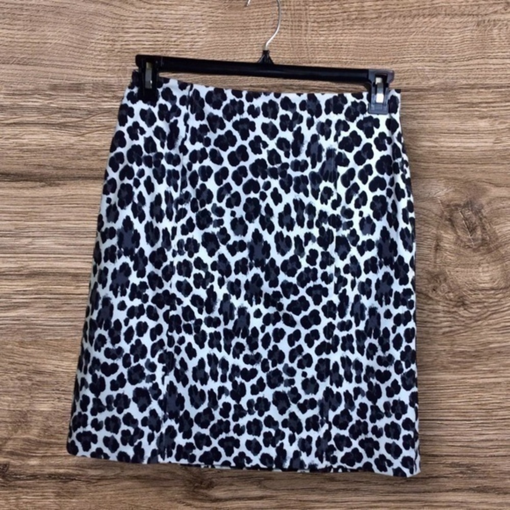 Tempesta Gruppo Americano stretch leopard print skirt. Size 10.